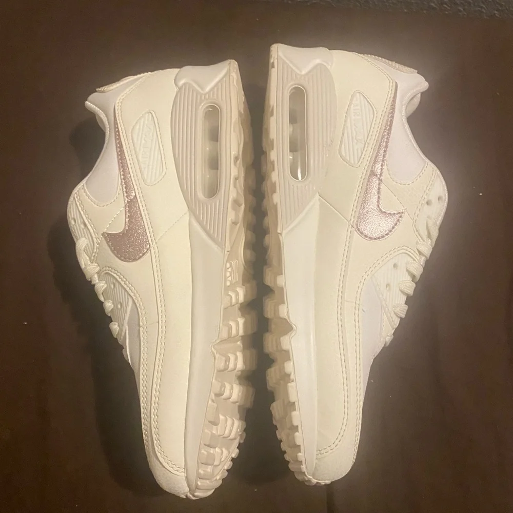 Air Max 90 Sail Pink Oxford fits men size 10.5 New and Authentic